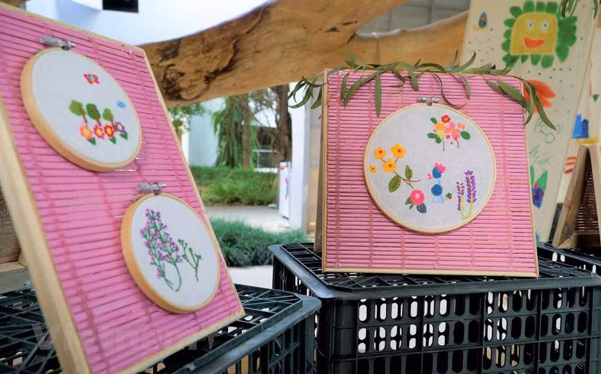 La mayoría dinero recaudado de la venta de los productos en esta actividad serán donados para el establecimiento de un taller de formación para niños que sufren del autismo (Foto: Vietnam+)