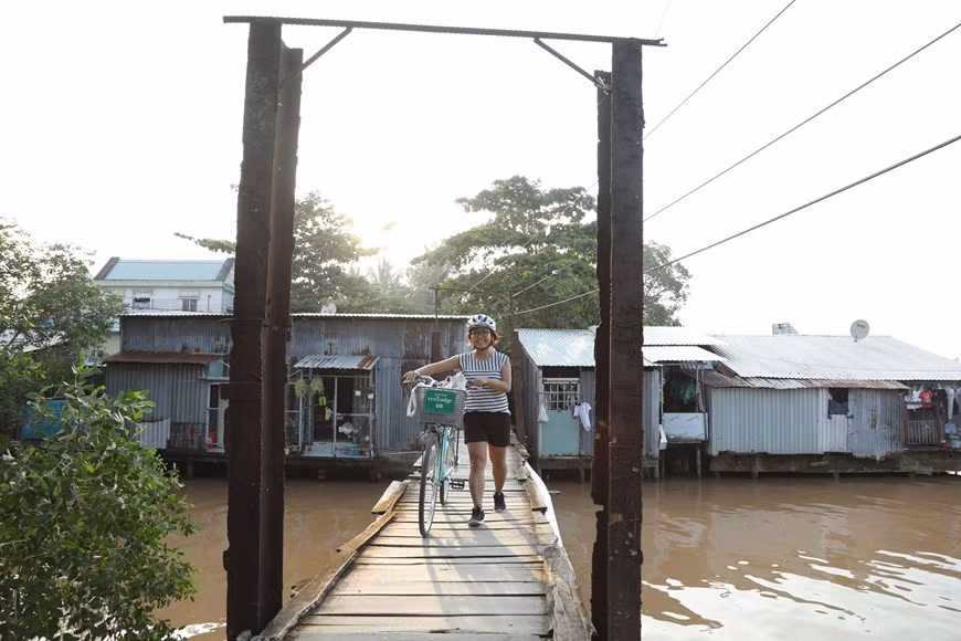 Para los turistas, cruzar los pequeños puentes en bicicletas es una experiencia interesante. (Fuente: Vietnam+)