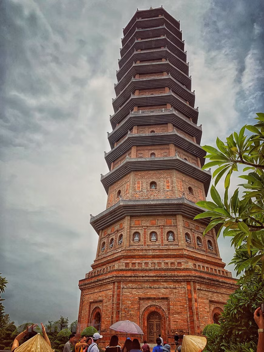 La torre de 13 pisos, donde se encuentra la sarira de Buda (Foto: Vietnamplus)