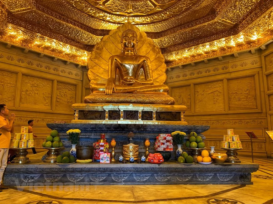 La estatua de Buda en la torre (Foto: Vietnamplus)