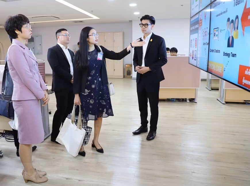 La delegación de la VNA visita el centro de manejo de noticias falsas en el Ministerio de Economía Digital y Sociedad (Foto: VNA)