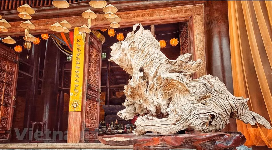 Una obra natural se coloca en la puerta del templo Tam The. (Fuente: Vietnam+)