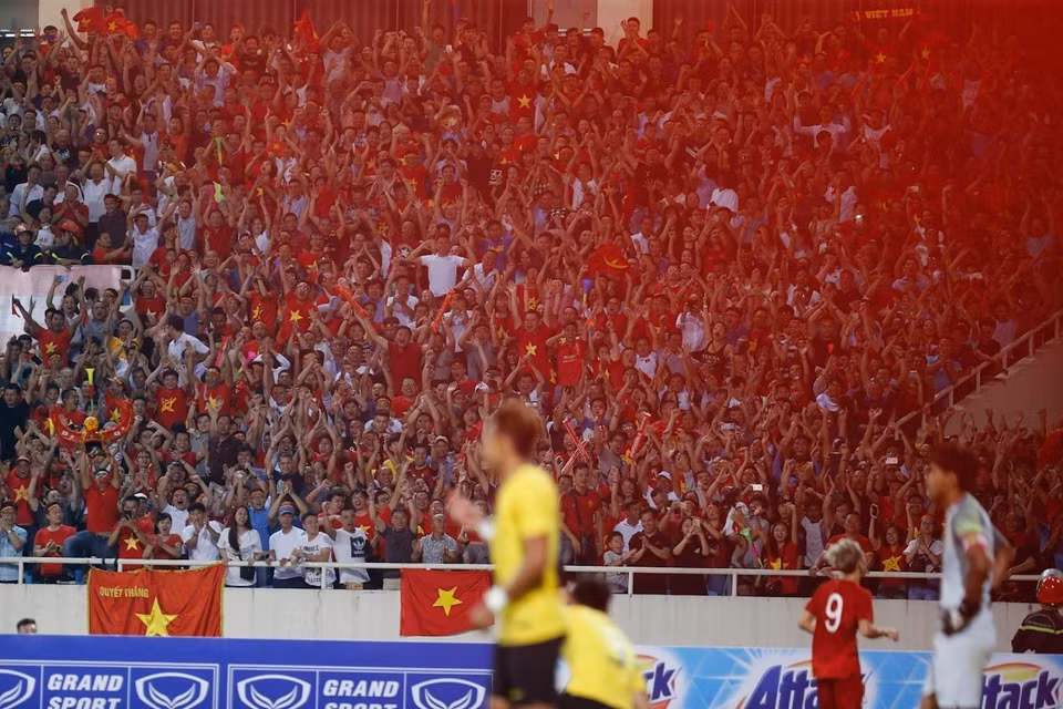 Los fanáticos tiñen de rojo el estadio My Dinh (Fuente: VNA)