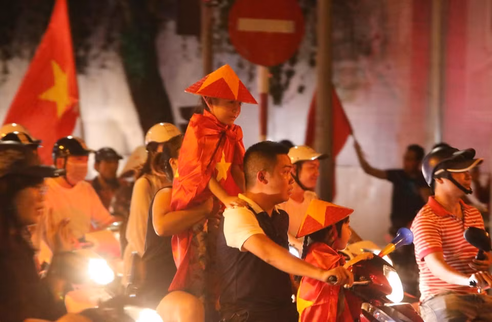 Fanáticos salen a las calles después del partido. (Fuente: VNA)