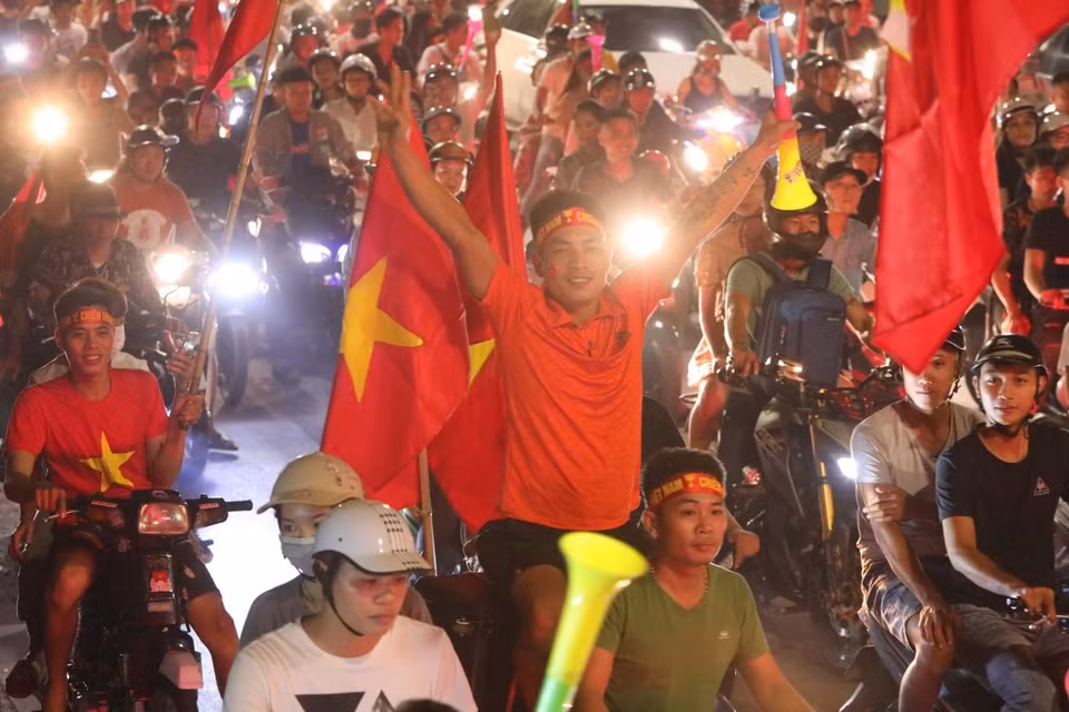 Fanáticos salen a las calles después del partido. (Fuente: VNA)