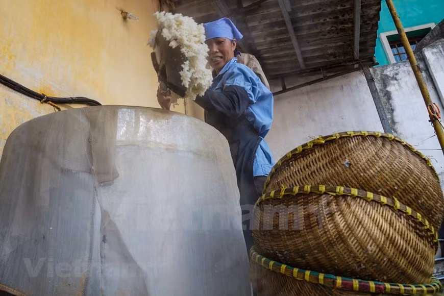 Ese arroz se deja reposar por tres días hasta que coja el color amarrillo de los hongos (Foto: VNA)