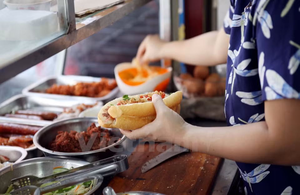 El Banh Mi aquí es famoso por los ingredientes elaborados por propia cuenta. Con sólo 0,89 a 1,12 dólares ustedes tendrán un bocadillo caliente delicioso. 