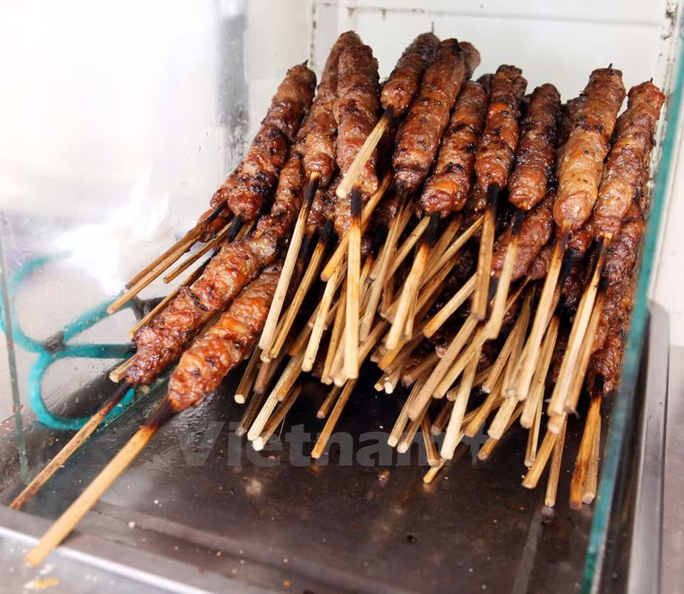 La carne tiene equilibrio entre la parte magra y grasa. Los condimentos crean un aroma hipnotizador.