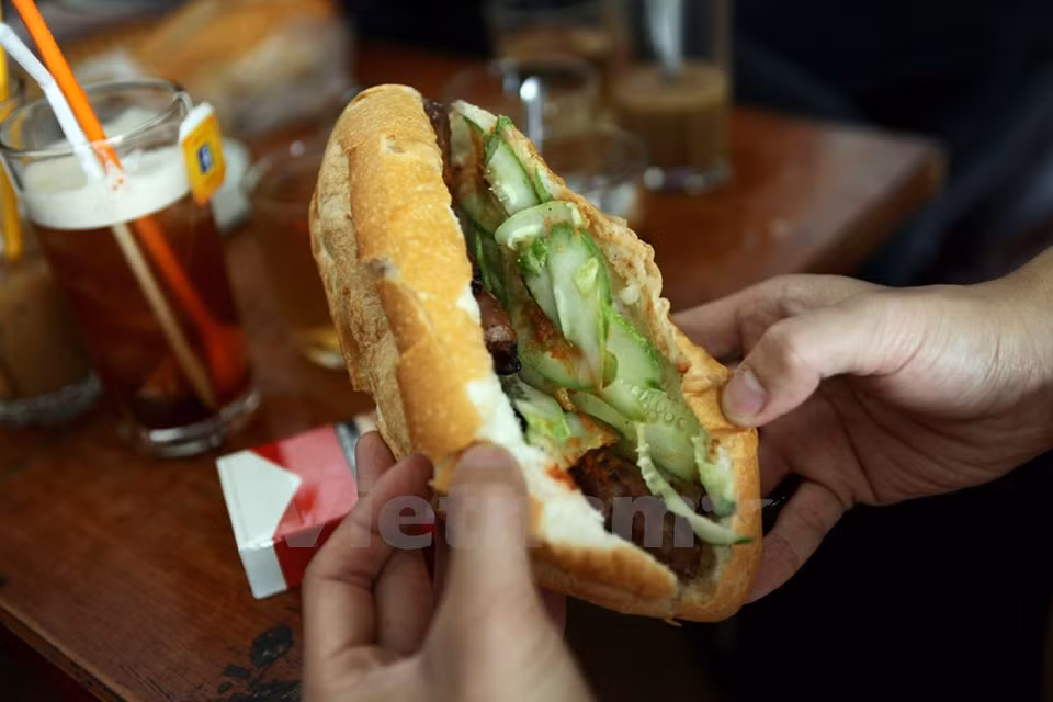 Un caliente bocadillo que contiene una o dos brochetas, con encurtidos y chili puede satisfacer cualquier estómago.