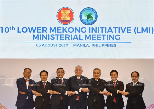 El secretario de Estado estadounidense, Rex Tillerson propuso la Iniciativa sobre Datos de los recursos hídricos en el río Mekong, con el fin de ayudar a los países en el área en la administración sostenible al respecto. Se trató de uno de los contenidos más destacados en la Reunión Ministerial de la Iniciativa del Bajo Mekong (LMI, en inglés), efectuada el 6 de agosto en el marco de la 50 Reunión de Cancilleres de la Asociación de Naciones de ASEAN (AMM 50). En la foto: El viceprimer ministro y canciller vietnamita Pham Binh Minh (el segundo por la derecha), el secretario de Estado estadounidense, Rex Tillerson (el cuarto por la izquierda), en la cita. Foto: EPA/VNA