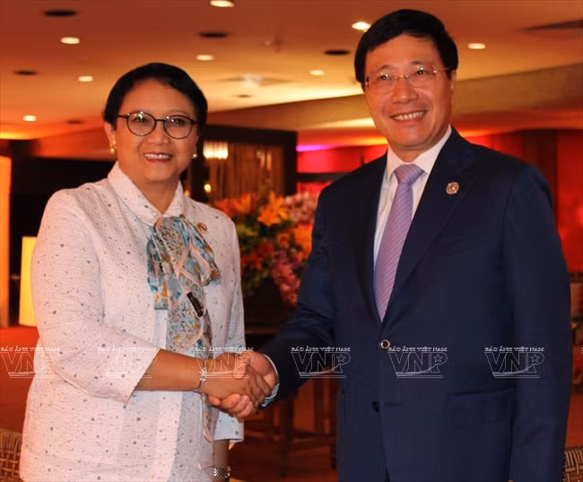 El viceprimer ministro y canciller vietnamita Pham Binh Minh reunió con la ministra de Relaciones Exteriores de Indonesia, Retno Marsudi. Foto: VNA