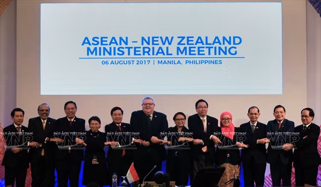 En la reunión de Cancilleres de la ASEAN y Nueva Zelanda, ambas partes acordaron continuar la realización dos estrategías puntuales de recursos humanos y prosperiedad, el despliegue efectivamente de Acuerdo de Comercio ASEAN-Australia-Nueva Zelanda y el incremento de cooperación en los sectores de los intereses comunes, tales como la educación, el desarrollo de los pequeños y medianos empresarios, la agricultura y las energías renovables. En la foto: El viceprimer ministro y canciller vietnamita Pham Binh Minh (el quinto por la izquierda), asistió a la reunión de Cancilleres de la ASEAN y Nueva Zelanda. Foto: AFP/VNA