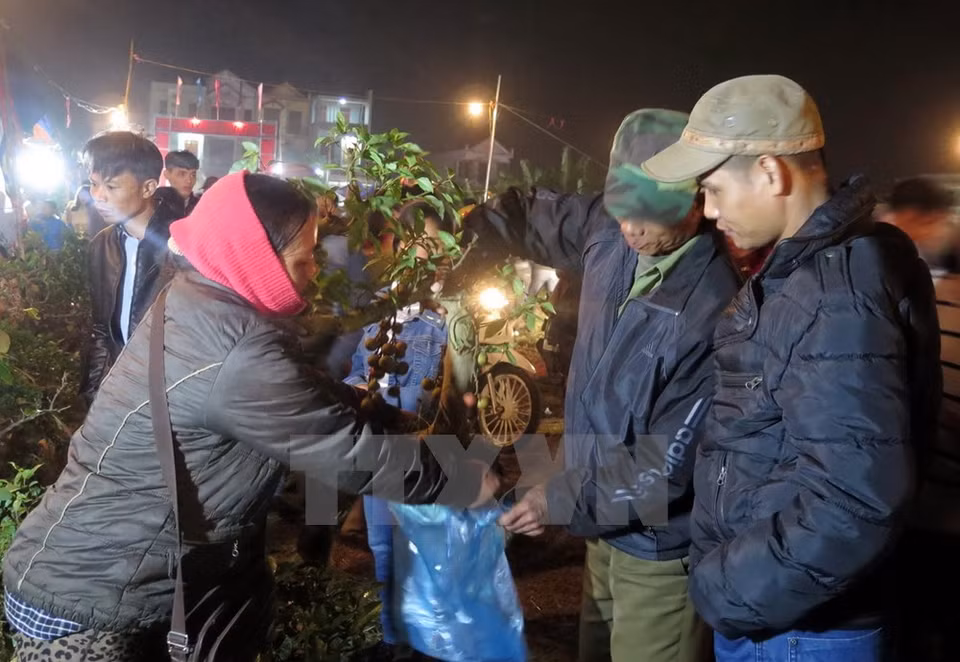 Compradores y vendedores en el mercado Vieng (Fuente: VNA)