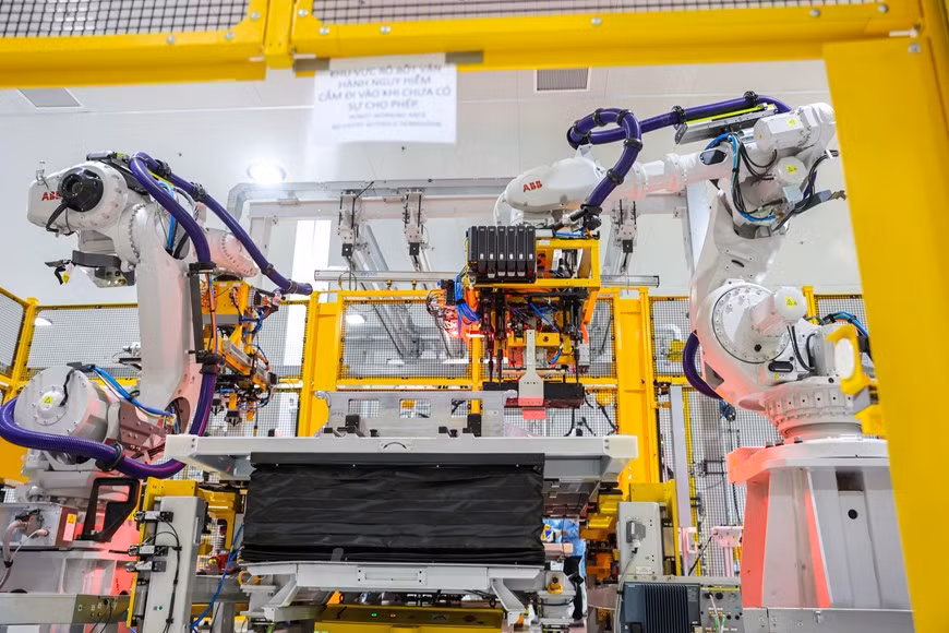 Por seguridad, todo el montaje relacionado con el voltaje lo realiza automáticamente un robot. (Foto: Vietnam+)
