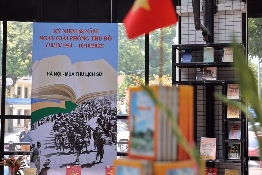 La exposición presenta obras y artículos sobre el ejemplo de las buenas personas y los trabajos ejemplares, los cuales contribuyen a atraer a las personas a seguir. El 11 de junio de 1948, el Presidente Ho Chi Minh hizo el llamamiento a la emulación nacional. Desde entonces, los movimientos de emulación patriótica han cosechado frutos reales que han contribuido en gran medida a la causa de construcción y defensa nacional. Las instrucciones del Tio Ho, como el llamado con cariño al pueblo vietnamita, crearon un fuerte movimiento que se difundió en la sociedad, para motivar a todos estratos sociales a trabajar arduamente y luchar valientemente por la independencia nacional. (Fuente: Vietnam+)