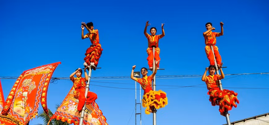 La Asociación de Arte de la Danza del Dragón y el LeónTu Anh Duong, en la ciudad de Can Tho, estableció un récord al organizar un evento, en el que cuatro mascotas de león, incluidos hombres y mujeres, realizaron la danza y la caída del pergamino en Meihuaquan en el pilar, donde el pilar más bajo medía 1,1 metros de altura y el más alto, 2,5 metros. Este es un baile extremadamente difícil y complejo que requiere coordinación colectiva y trabajo en equipo. Este récord está confirmado por Asia Book of Records. (Foto: VNA) 