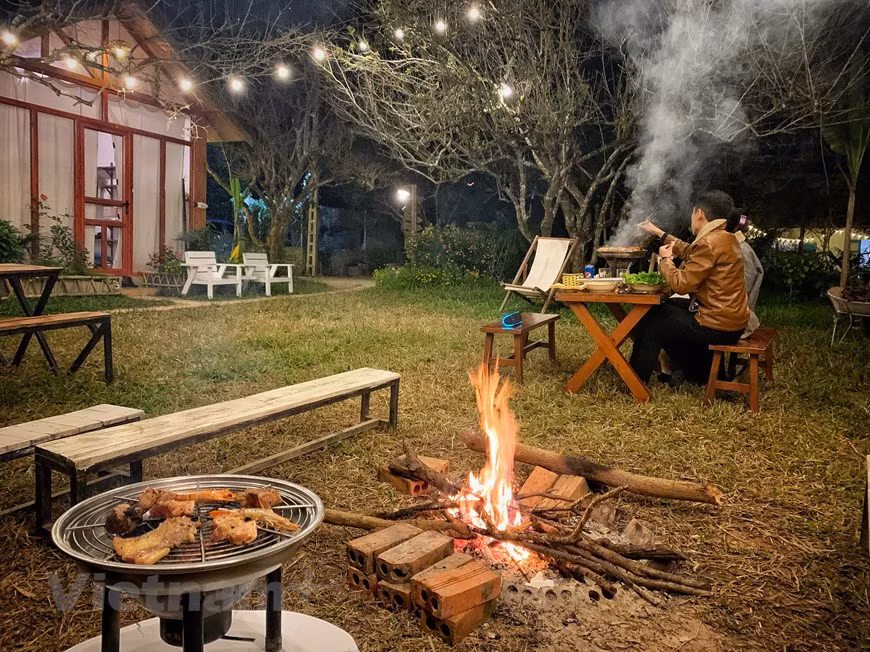 En el frío invierno, los huéspedes que llegan aquí los fines de semana pueden disfrutar de una barbacoa a la parrilla. La escena de la cena es romántica y cálida bajo los albaricoqueros en la época de floración. Este lugar no solo es adecuado para parejas, sino que también suele ser elegido por grupos de personas de una empresa o amigos. Especialmente, al despertarse en la mañana los visitantes pueden admirar las flores hermosas y respirar aire fresco. Además, con la distancia de 200 kilómetros de la capital Hanoi, es fácil tomar un viaje y disfrutar un fin de semana feliz con los familiares y amigos. (Fuente: Vietnamplus) 