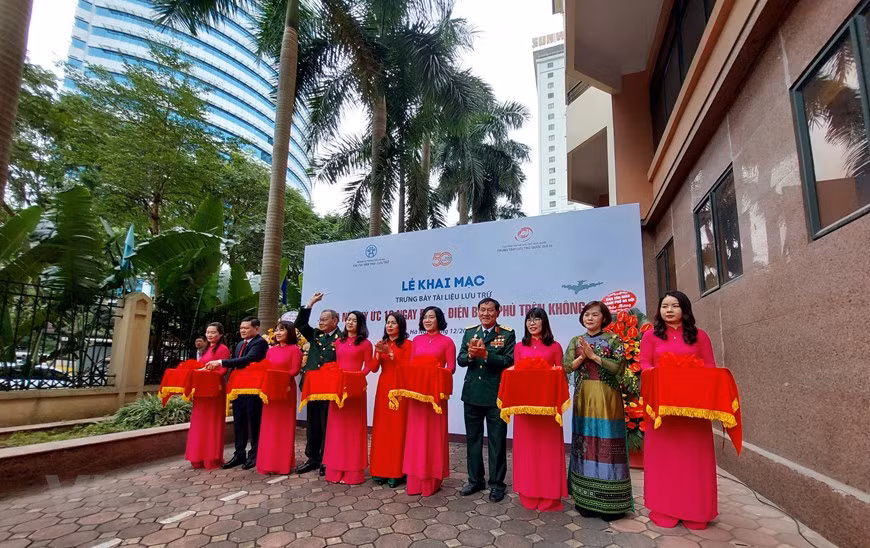 En la mañana del 5 de diciembre, en Hanoi, el Centro de Archivos Históricos de Hanoi en coordinación de la Administración Estatal de Archivos y Registros organizó la exposición "Hanoi, Memorias de 12 días y noches - Dien Bien Phu en el aire". La exposición presenta más de 80 documentos e imágenes sobre la campaña "Hanoi-Dien Bien Phu en el aire" en el cielo de Hanoi que tuvo lugar en los últimos 12 días y noches de 1972. Tiene como objetivo ayudar al público a obtener una visión más completa de la fiereza y la heroica victoria de la campaña "Hanoi-Dien Bien Phu en el aire". (Fuente: Vietnamplus) 