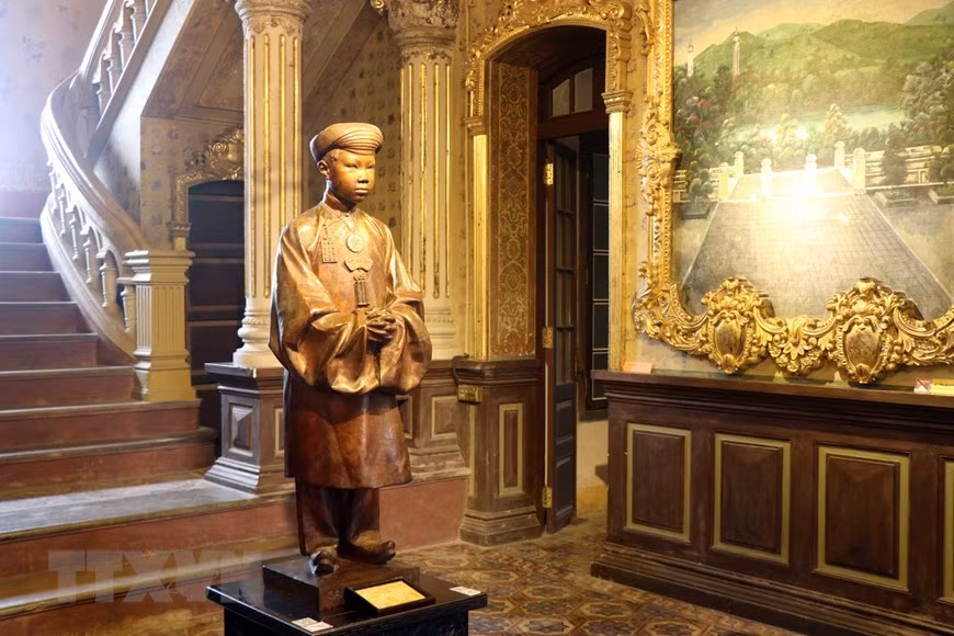 La estatua del Príncipe heredero Nguyen Phuc Vinh Thuy (rey Bao Dai) en el palacio An Dinh (Fuente: VNA)