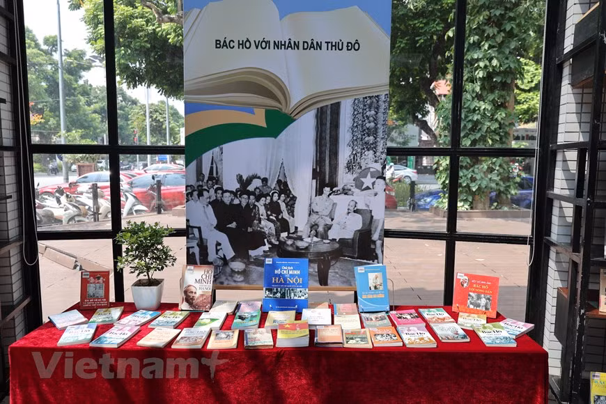 A 65 años de la liberación de la capital vietnamita de Hanoi (el 10 de octubre de 1954), la ciudad ha alcanzado constante crecimiento, en particular el Producto Interno Bruto Regional, que aumentó de 446 dólares estadounidenses per cápita en 1990 a cinco mil 530 el pasado 2021. El 91,5 por ciento de los hanoyenses disfrutan del seguro de salud, la esperanza de vida promedio alcanza los 75,5 años y el por ciento de hogares pobres es de apenas un 0,16 por ciento. Mientras, el 100 por ciento de las comunas cumplen con los estándares de la nueva ruralidad y todas están completamente conectadas a internet. (Fuente: Vietnam+)