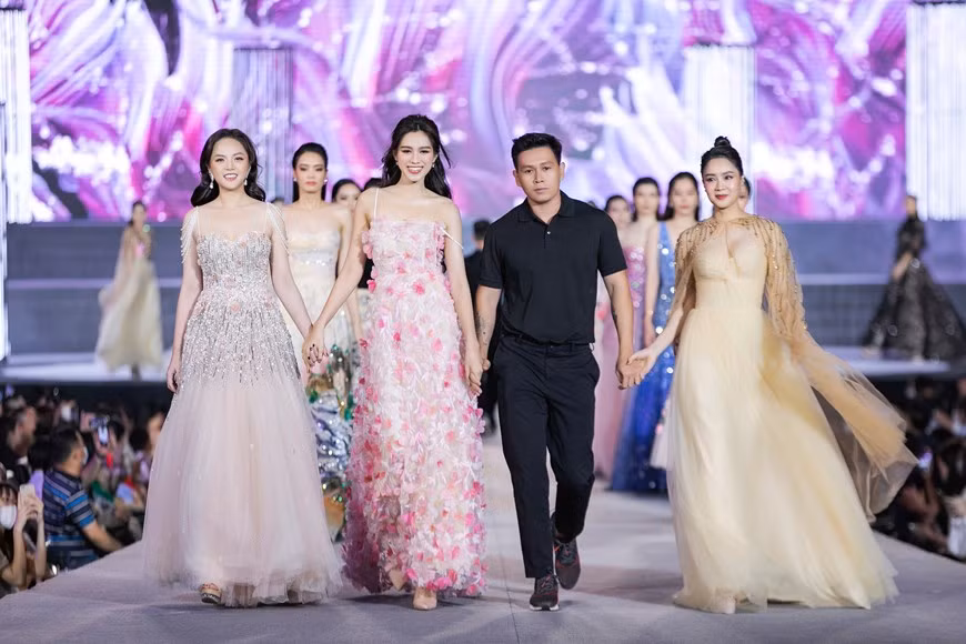 Un diseño de la colección “Belleza infinita” del diseñador Tung Vu. (Foto: Vietnam+)