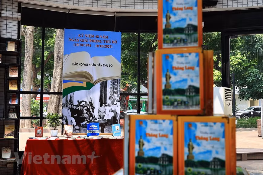 En la muestra temática “Conmemorar 68 años del Día de Liberación de Hanoi”, se destacan libros como 'Thiên sử vàng của quân dân Thủ đô anh dũng' (Historia dorada del ejército heroico de la capital), 'Hà Nội sự kiện - sự việc' (Hanoi -eventos), 'Lời thề quyết tử' (Juramento de muerte) y 'Quyết tử để Tổ quốc quyết sinh' (Dispuesto a morir para que viva la Patria). La tercera parte con el tema “El Tío Ho y la gente de la capital” incluye obras que muestran la atención profunda del Presidente Ho Chi Minh dedicada al Comité partidista, el gobierno y los ciudadanos capitalinos. (Fuente: Vietnam+)