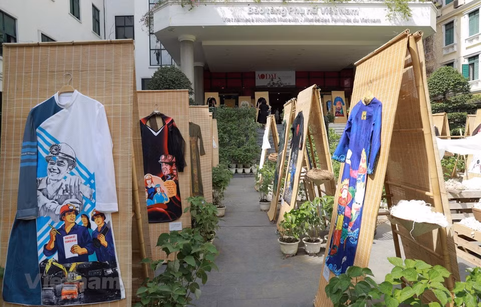 La exposición titulada "El traje tradicional Ao dai en el camino hacia el patrimonio" se lleva a cabo en el Museo de la Mujer de Vietnam en Hanoi, para honrar la belleza de ese vestido de las mujeres vietnamitas. En esta ocasión, se exhiben unos 200 dibujos de Ao dai de 20 diseñadores (entre ellos Minh Hanh, Ngoc Han, Cao Minh Tien y Chula), que luego se suman a las colecciones del museo. Sus diferentes patrones resaltan muchos aspectos de la vida cotidiana, herencias culturales y creencias. Las colecciones de Ao dai se realizaron con diversos materiales y colores, ayudando a acercar al público el arte y los elementos tradicionales. (Fuente: Vietnamplus)