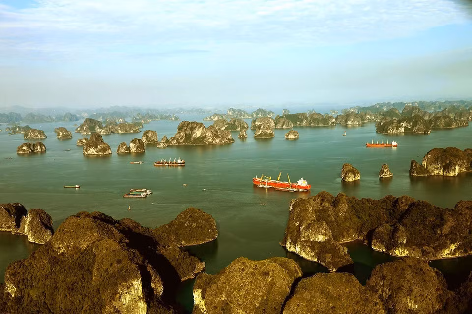 Bajo el sol de la tarde, la Bahía de Bai Tu Long con miles de islas aparece con una belleza impresionante. Foto: VNA