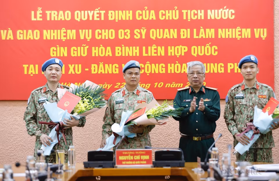 Nguyen Chi Vinh, viceministro de Defensa, entregó la Decisión del Presidente y asignó a tres oficiales para llevar a cabo la misión de mantenimiento de la paz de la ONU en Sudán del Sur y República Centroafricana (22 de octubre de 2020). Foto: VNA