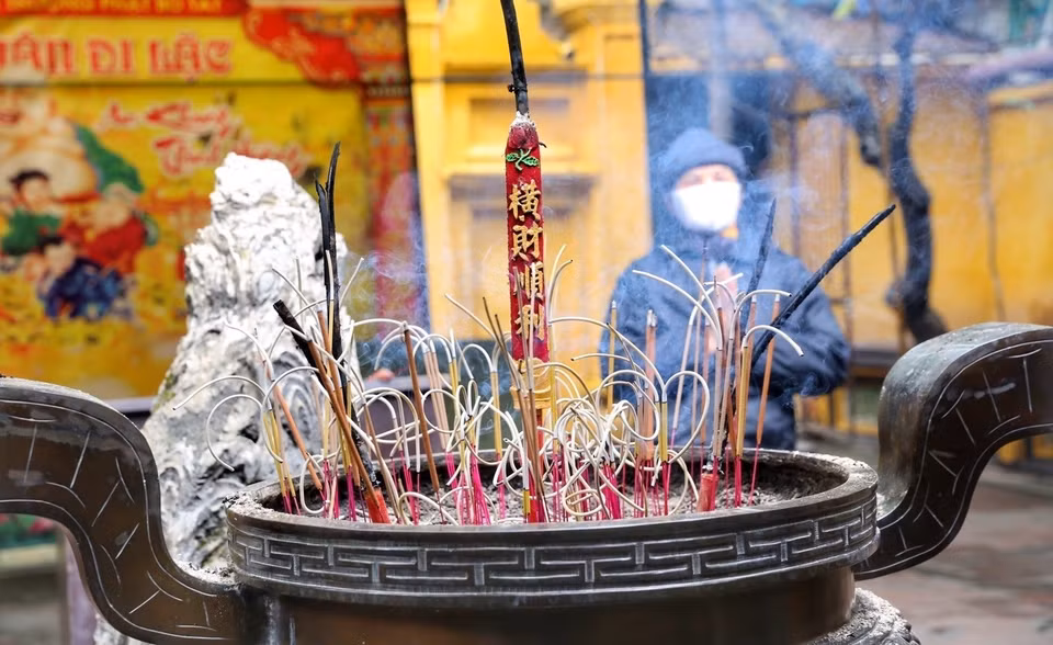 Las personas acuden a la pagoda de Phuc Khanh para rezar por la paz, prosperidad y suerte (Foto: VNA)