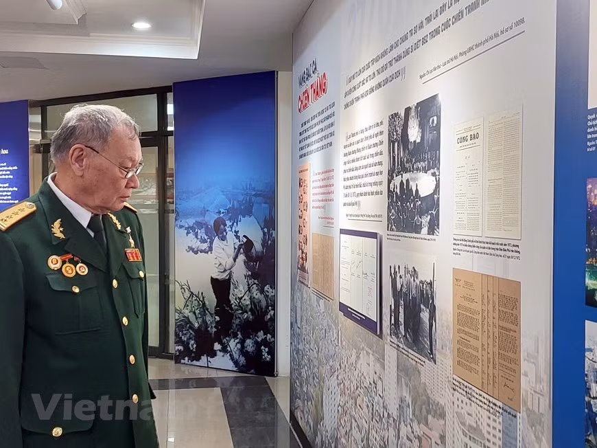 El Héroe de las Fuerzas Armadas Populares, coronel Nguyen Dinh Kien, fue quien derribó directamente el avión B52. Según el oficial, el avión B52 está equipado con muchos bloqueadores de radar, por lo que es difícil apuntar. El B-52 es un bombardero estratégico subsónico de largo alcance, propulsado por motores de reacción, fabricado por la compañía estadounidense Boeing. El B-52 se utilizó durante la guerra de Vietnam. Conocida como Operación Trueno Rodante, Estados Unidos llevó a cabo el bombardeo aéreo de Vietnam del Norte entre 1965 y 1968. Además, el bombardero participó en la Operación Linebacker II, en la que se lanzaron más de 36 mil toneladas de bombas sobre Vietnam del Norte en 12 días. (Fuente: Vietnamplus)