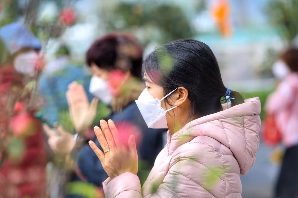 Las personas rezan por un año nuevo de paz y suerte en la pagoda de Tran Quoc, en el distrito de Tay Ho (Foto: VNA)