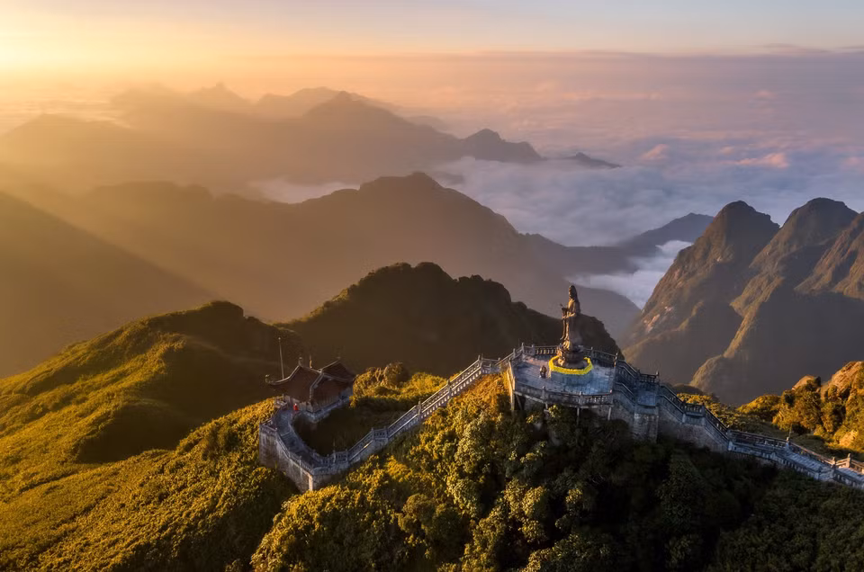 Amanecer en la cima del monte Fansipan. (Foto: VNA)