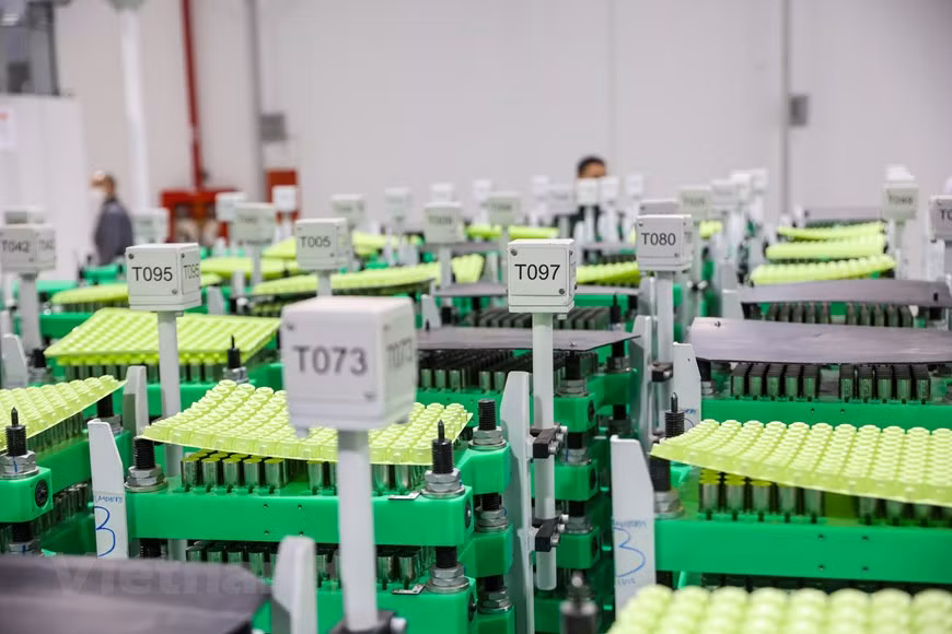 La capa exterior de la batería tiene dos partes. La parte inferior es la bandeja que se divide en compartimientos pequeños para que entren los bloques de la batería. (Foto: Vietnam+)