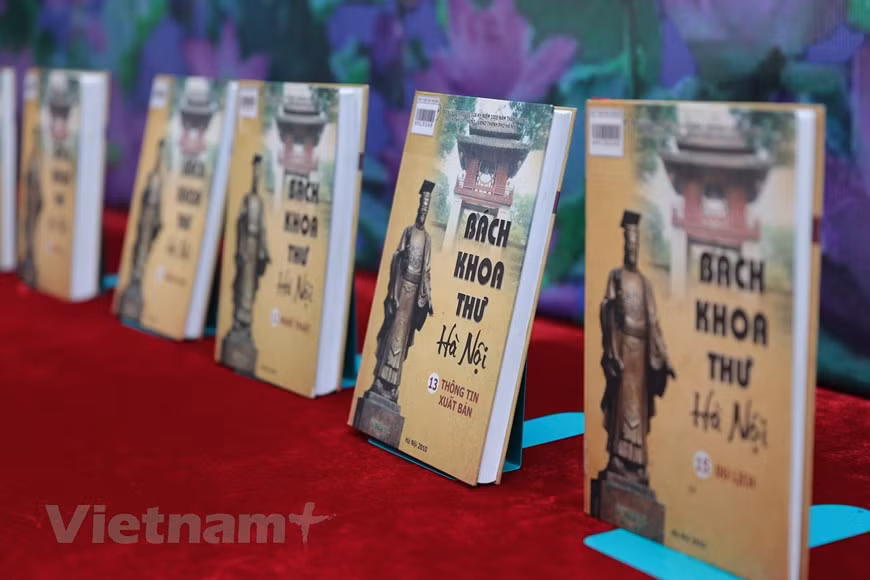 La exposición temática “Conmemorar 68 años del Día de Liberación de Hanoi” permanecerá hasta el 15 de octubre. La presentación de libros y periódicos figura entre las actividades culturales y deportivas de Hanoi en ocasión del 68 aniversario del Día de Liberación de la capital (10 de octubre de 1954 - 10 de octubre de 2022). El director de la Biblioteca de Hanoi, Tran Tuan Anh, enfatizó que esta es una actividad cultural que contribuye a mejorar la vida espiritual de la gente de la capital, así como una oportunidad para una amplia propaganda y educación entre los cuadros y miembros del partido y la gente sobre la tradición revolucionaria, la tradición cultural de Thang Long – Hanoi. (Fuente: Vietnam+)