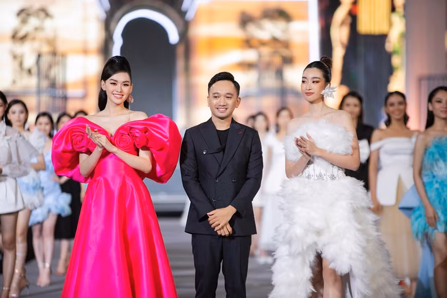 Las Miss y finalistas de belleza de Vietnam se reúnen en la primera noche de desfile de moda Vietnam Beuty Fashion Fest. (Foto: Vietnam+)
