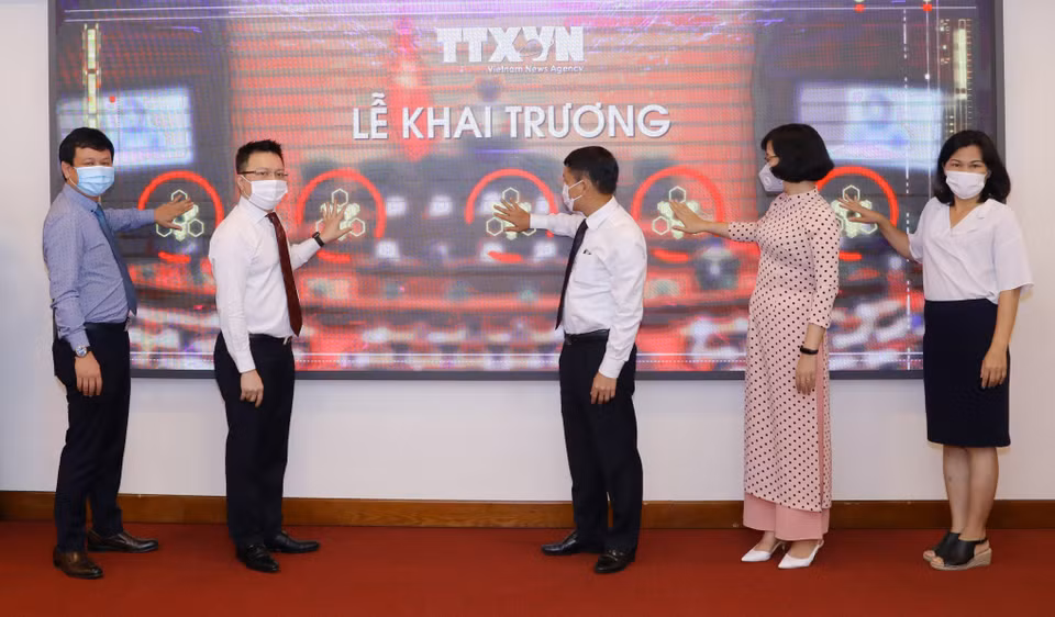 Líderes de la VNA inauguran la página de información especial sobre la elección de diputados a la Asamblea Nacional y Consejos Populares en todos los niveles para el mandato 2021-2026, en la dirección: http://baucuquochoi.vn (Foto: VNA)