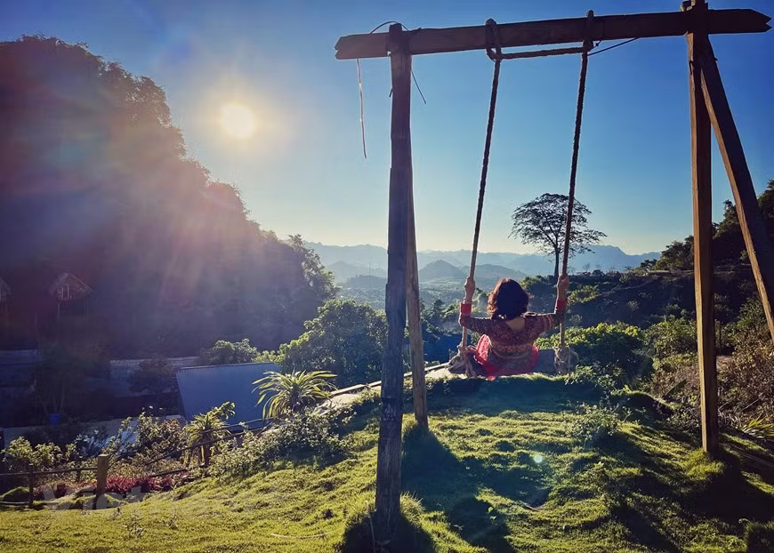 El homestay Pho Nui está abrumado por un gran campus de hasta 40 mil metros cuadrados. Los turistas pueden admirar libremente el paisaje, tomar fotos y reunirse con familiares y amigos alrededor de la animada fiesta de barbacoa. Una característica especial de Pho Nui es que todas las habitaciones tienen nombres de flores en Moc Chau, como: habitación de flor de durazno, de ban, de gerbera, de ciruela y de albaricoque. Hay 11 dormitorios, siete habitaciones individuales, y tres dobles. Las habitaciones están diseñadas con madera desde el exterior hacia el interior para crear una belleza en armonía con la naturaleza y al mismo tiempo brindar una sensación de paz y acogedor para cualquier persona. (Fuente: Vietnamplus)