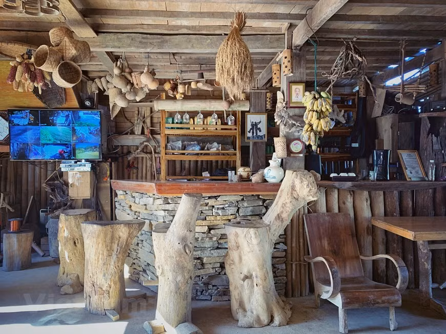 La mayoría de los muebles del homestay A Chu son de madera, piedra y bambú. El espacio interior está decorado de forma rústica y cercana. En los últimos años, el alojamiento recibió principalmente visitantes extranjeros, pero ahora se convierte en un destino favorito también de excursionistas nacionales, a quienes les gusta experimentar la cultura indígena y estar cerca de la naturaleza. El precio promedio de la habitación para la temporada de pandemia es de un millón de dong por bungaló por noche (un dólar equivalente a 23 mil dongs). El homestay tiene disponibles las casas sobre pilotes para los grupos de personas. (Fuente: Vietnamplus) 