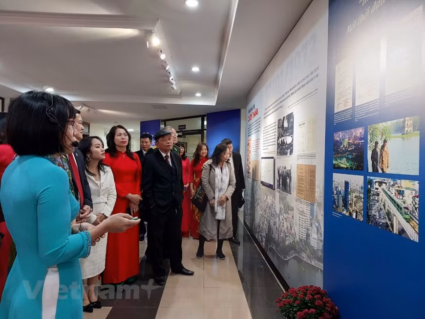 Los documentos e imágenes muestran lo bien en el manejo del Partido Comunista de Vietnam, el Gobierno y la administración popular de Hanoi en la lucha por la independencia, además recrea la imagen del ejército y el pueblo de Vietnam del Norte en general, y el ejército y el pueblo de Hanoi en particular, que lucharon con valentía y triunfaron la estrategia de la fuerza aérea de los Estados Unidos, obligándolos a declarar el cese de los bombardeos contra el Norte de Vietnam y acordó firmar el Acuerdo de París para poner fin a la guerra y restaurar la paz en Vietnam. (Fuente: Vietnamplus) 
