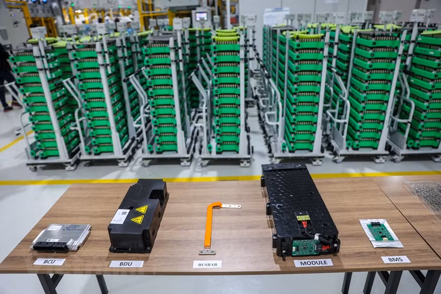 Los componentes de la batería como el plástico y los dispositivos electrónicos se fabrican en el complejo de VinFast, mientras las celdas de batería se importan de Samsung SDI (Fuente: Vietnam+)