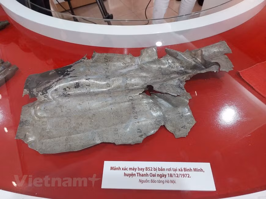 En la foto: Una pieza de un avión B52 derribado en Thanh Oai. El 19 de diciembre de 1972, a las 4:39 horas, el Batallón 77 derribó un avión B-52 que cayó en el campo de la comuna de Tan Hung, en el distrito de Thanh Oai, de la provincia de Ha Tay (ahora Hanoi). Este es el segundo avión B-52 derribado en el lugar. Superando muchos desafíos difíciles, el ejército y el pueblo de Vietnam encontraron una forma adecuada de luchar, le dieron al imperio estadounidense un golpe preventivo y derribaron tres aviones B-52 y cinco aviones tácticos en la primera noche. (Fuente: Vietnamplus) 