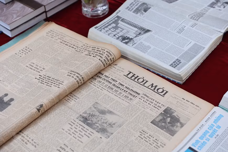 El 2 de septiembre de 1945, el Presidente Ho Chi Minh proclamó en la plaza capitalina de Ba Dinh la independencia de Vietnam. En las elecciones generales de la primera Asamblea Nacional, celebradas a principios de 1946, Hanoi fue elegida como capital del país. La noche del 19 de diciembre de 1946, en respuesta al llamamiento de Ho Chi Minh, el ejército y los ciudadanos de Hanoi lanzaron una ofensiva contra los franceses. Después de nueve años de guerra de resistencia, el 10 de octubre de 1954, las calles de Hanoi se engalanaban con banderas y flores para saludar a las tropas revolucionarias que liberaron la capital. (Fuente: Vietnam+)