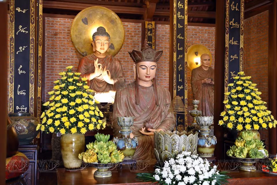 Un pequeño santuario para adorar a Avalokitesvara, el Buda y el Venerable Ananda. (Fuente: VNA)
