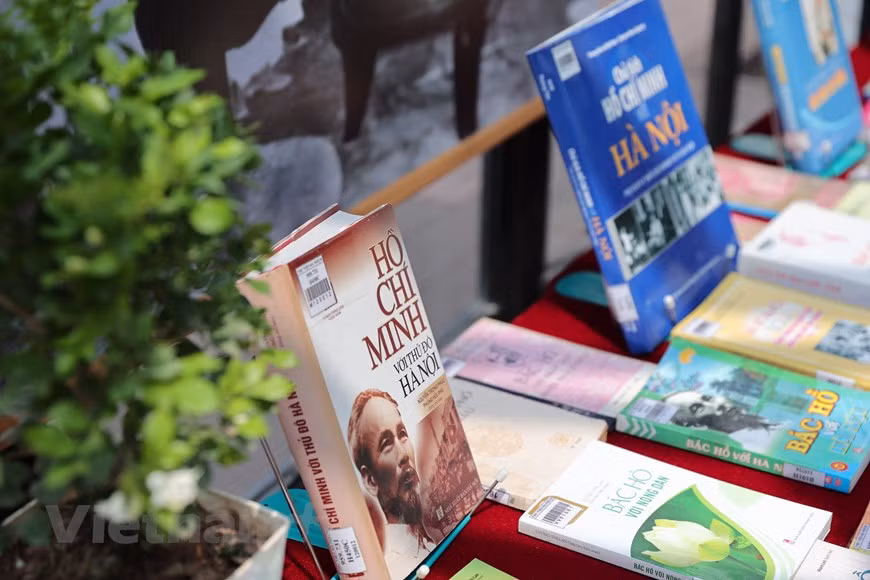 El turismo se desarrolla para convertirse en un sector económico clave, con un ritmo de crecimiento notable, especialmente el número de turistas internacionales. La ciudad de Hanoi está clasificada en el grupo de las 10 urbes con el crecimiento de turismo más rápido del mundo. La cantidad de excursionistas foráneos aumentó continuamente a una tasa alta de dos dígitos, de 1,3 millones de personas en 2008 a más de cinco millones en 2018, que significa un incremento de casi cuatro veces). Mientras, el sector de educación y formación sigue renovándose y desarrollándose de manera integral, y lidera al país en cuanto a criterios. (Fuente: Vietnam+)