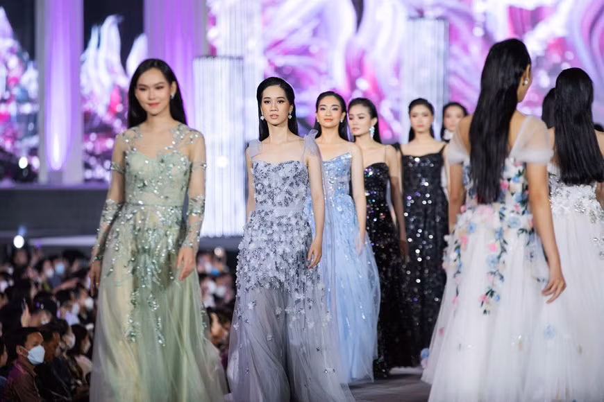 Un diseño de la colección “Belleza infinita” del diseñador Tung Vu. (Foto: Vietnam+)