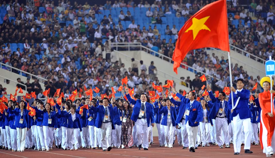 La delegación de Vietnam desfila en la inauguración de los SEA Games 22, el 5 de diciembre de 2003, en el estadio nacional de My Dinh, Hanoi. (Fuente: VNA)