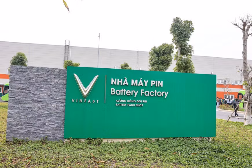 VinFast entrega el primer lote de coches eléctricos VF e34 a los clientes. (Fuente: Vietnam+)