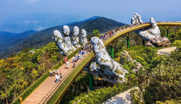 El Puente Dorado fue seleccionado para estar en la lista de nuevas maravillas del mundo y elogiado por muchos sitios de noticias y revistas de viajes como el puente peatonal más famoso del planeta. (Foto: VNA)