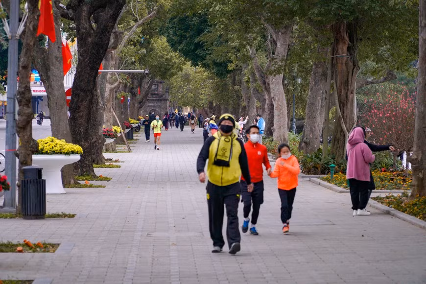 Muchas personas se levantan temprano por la mañana para dar una vuelta por el lago Hoan Kiem y disfrutan el aire fresco. Según la costumbre, en el primer día del Tet, la mayor fiesta de los vietnamitas, todos los miembros se reúnen con la familia del “padre” para rendir culto a los ancestros y felicitan a los abuelos y padres. En el segundo día, los esposos y sus hijos llegan a la casa de su abuela, es decir, del lado de la “madre” para felicitar el Tet. Y el tercero es un día para los maestros y amigos. Normalmente, los vietnamitas tienen de siete a nueve días de vacaciones. (Fuente: Vietnamplus) 